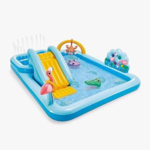 Piscine avec toboggan intérieur